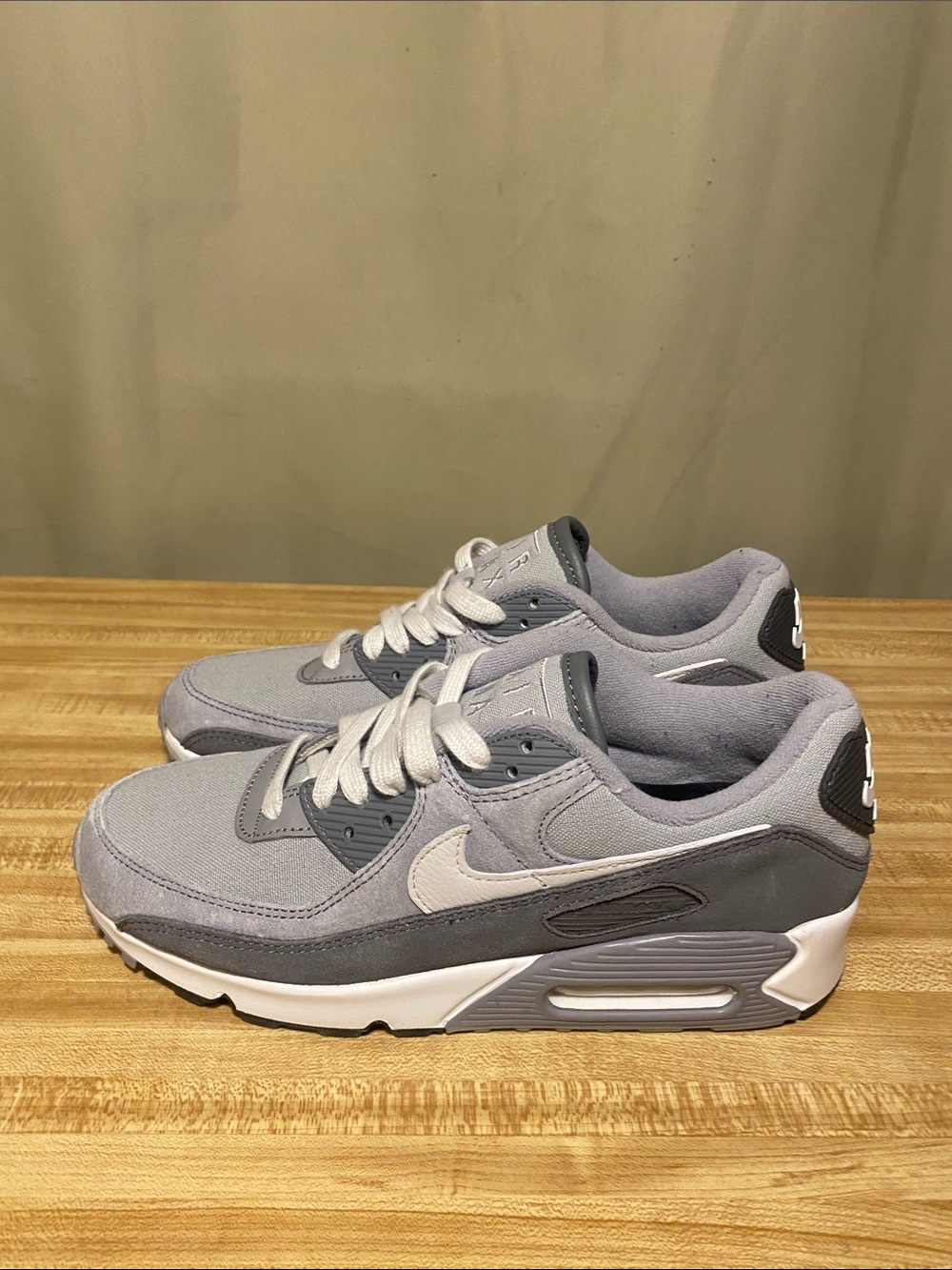 Nike Air Max 90 Premium Light Grey Smoke DA1641-001 Mens size 8.5